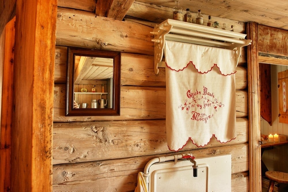 Close-up of one of the many walls in the main building at Inderdalen Farm with antique decorations.