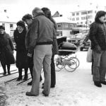 Black-and-white photo of members of Lapphellas Venner gathered at the centre of Hemnesberget.