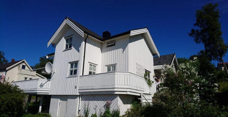 The artist, Yvonne’s white, cozy and big house with a balcony.