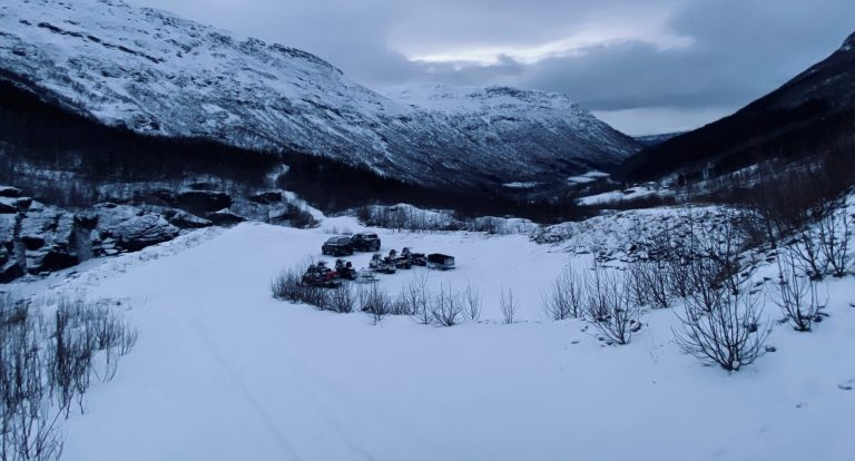 Winterparking at Melkarhella, with a view down the Leirskarddalen valley.