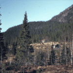 A hut seen from far away in the mountains.